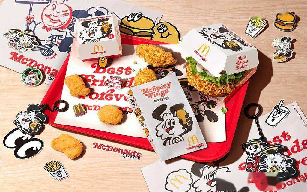 括餐垫纸,汉堡盒,小食拼盘,麦旋风,鸡肉小食包装,麦乐鸡等,均换上