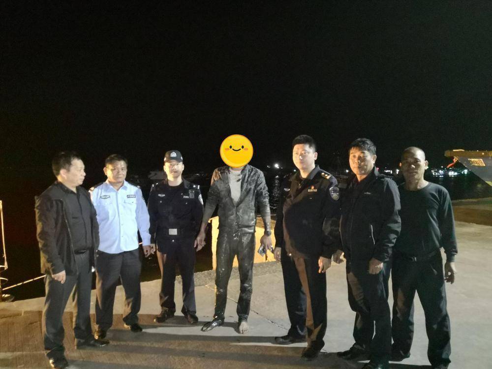 湛江雷州:游客在海边游玩陷入泥潭 ,警方紧急救援