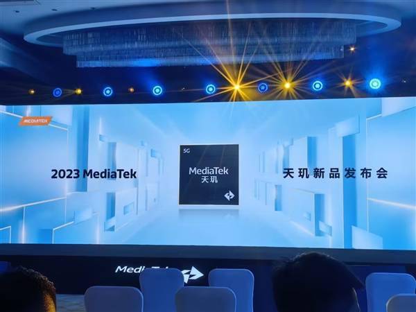 Redmi K70系列全球首发！卢伟冰现身天玑8300发布会(图2)
