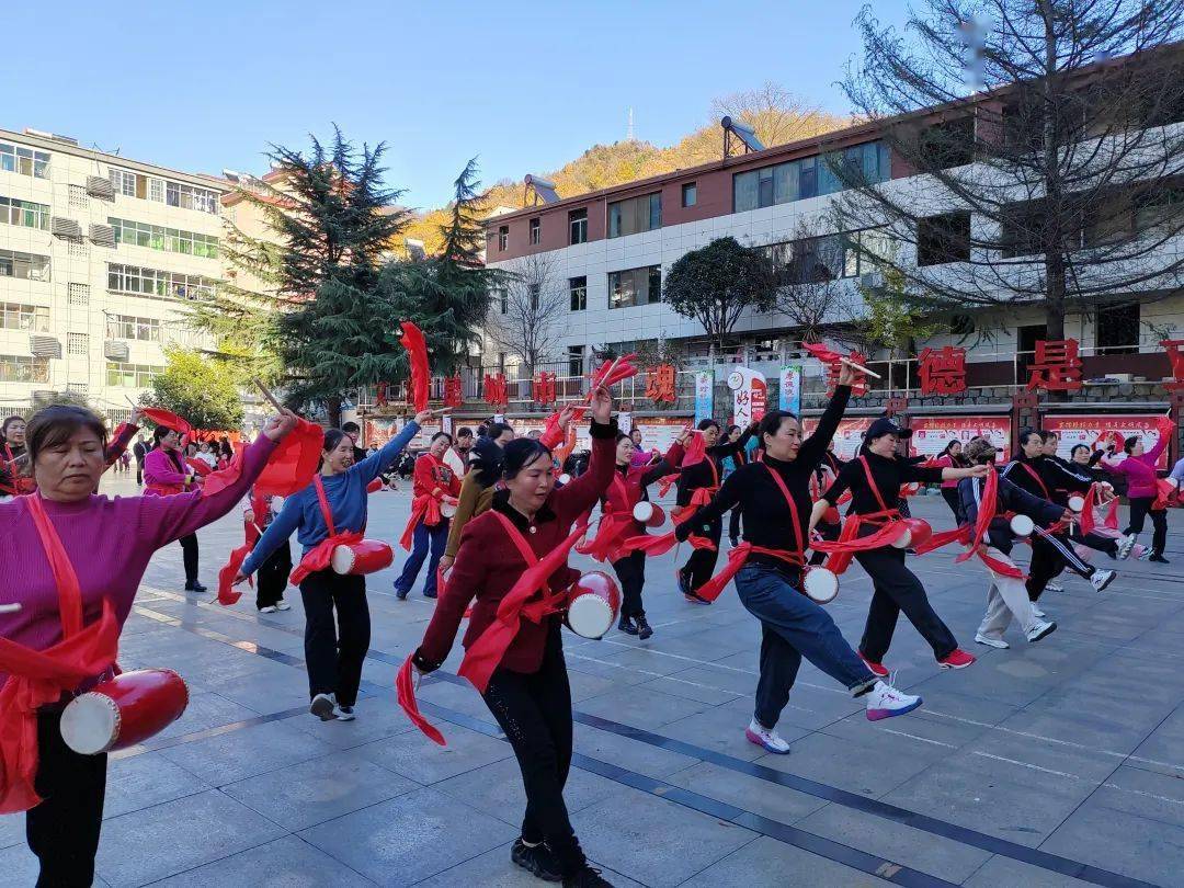 腰鼓敲出精气神 培训丰富新生活_文化_鼓点_示范