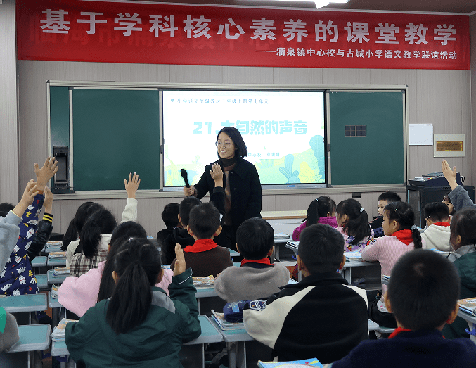 音频,联系生活等方式理解词句;提取关键句,借助课后题中简单的思维导