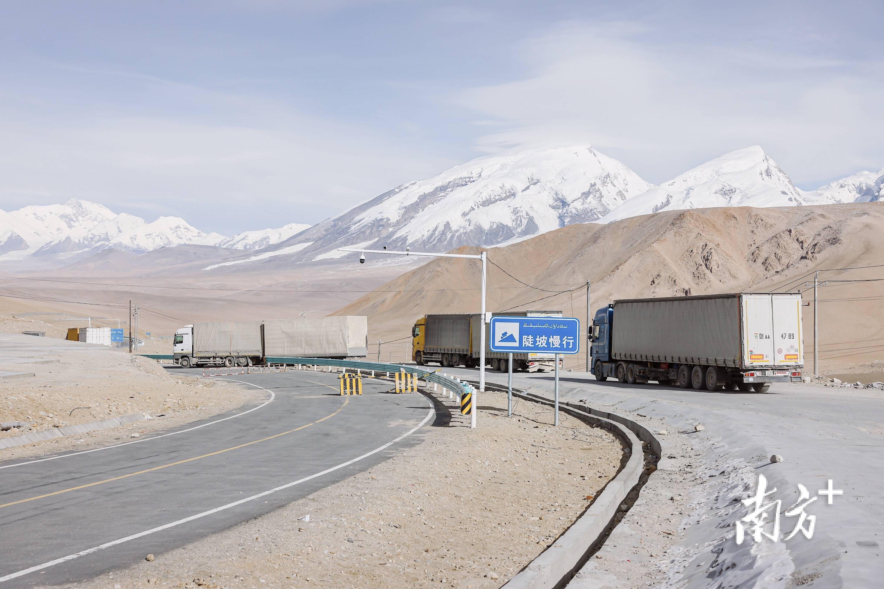 11月5日,新疆喀什塔什库尔干塔吉克自治县卡拉苏口岸,货车通过卡拉苏
