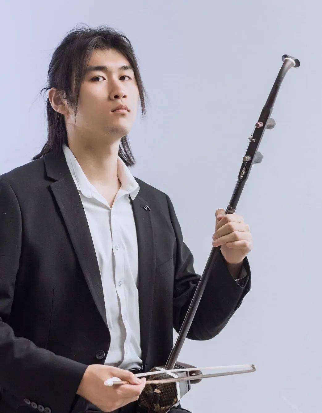 其间曾随青岛海洋大学音乐系青年二胡演奏家王云飞老师习琴