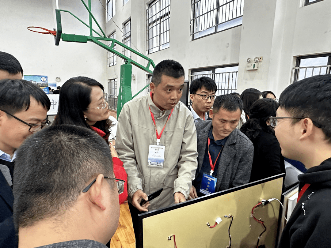叶剑锋,温岭市之江高级中学专职物理实验员,浙江省自制教具能手,温岭