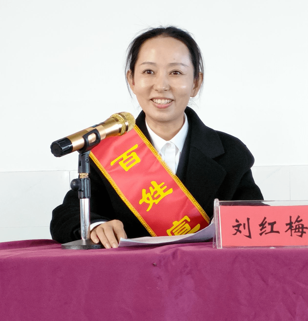 宣讲报告会上,监利楷模,尺八镇红庙初级中学青年教师张威讲述了自己