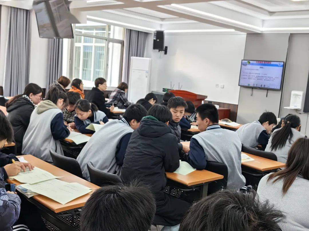 专家引领促提升 听课评课助成长——高阳县宏润中学开展"专家引领