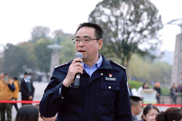 垫江县政府副县长,县公安局局长甘宇回答群众提问