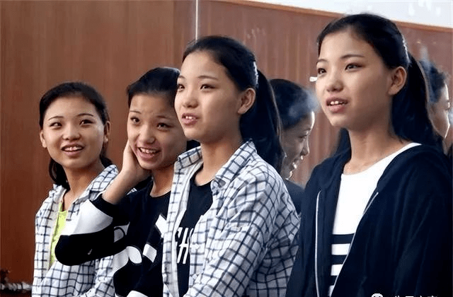 等到下周老二申清当老师,其他人就要跟着她学习最擅长的维吾尔族舞