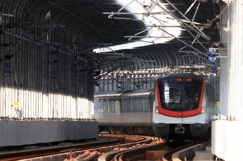 深圳地铁4号线晚高峰出行再提速 最小行车间隔压缩至25分钟