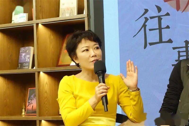 海飞身兼小说家与编剧双重身份,创作了包括《旗袍》《麻雀》《捕风者