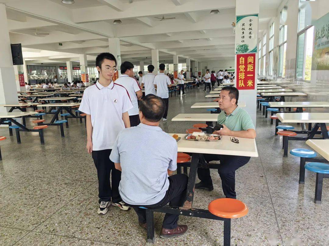 書記鍾建暉,教育系統黨委副書記,紀委書記邱隆柯深入武平二中食堂檢查