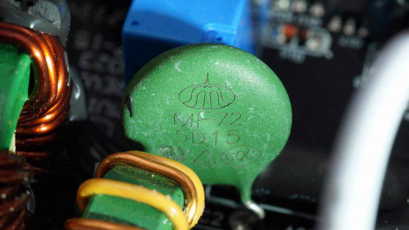 绿色ntc热敏电阻来自时恒,为mf72系列,型号5d15,用于抑制电源上电的