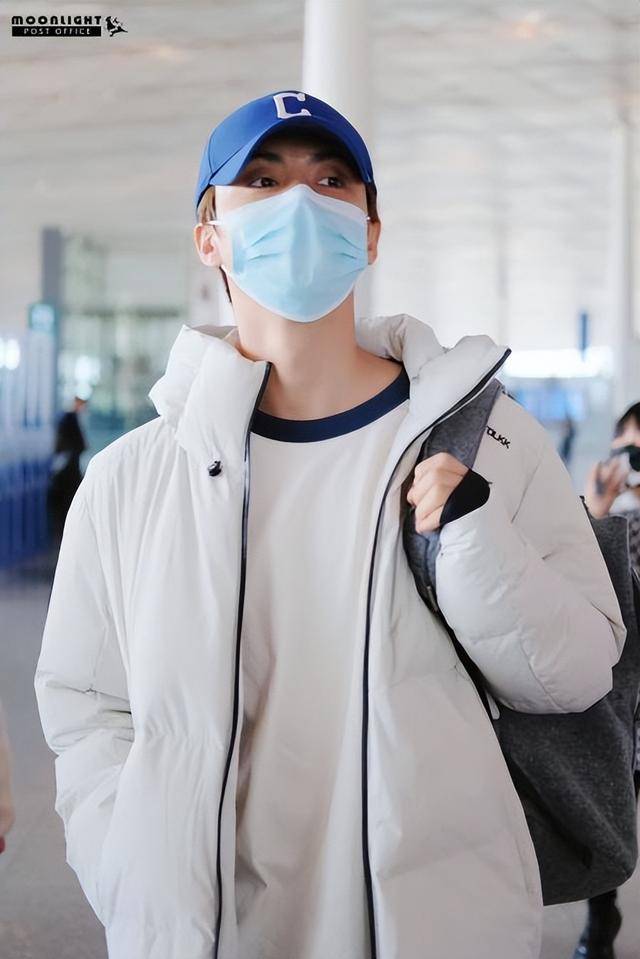 微微贴身的穿搭效果,若隐若现的肌肉,完美衬托出马天宇的好身材,行走