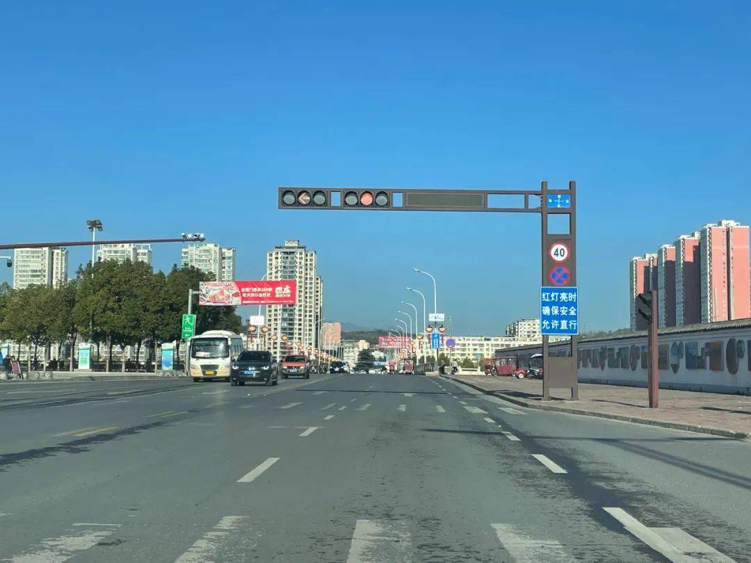 陆浑大道纸房丁字路口,嵩县城区的提示牌"红灯亮时,确保安全,允许直行
