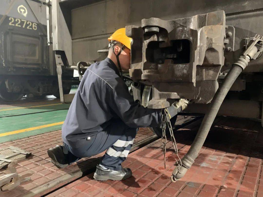 在车间从职电焊工一岗四处飞溅的焊花,被汗水浸湿的衣服脚上劳保鞋