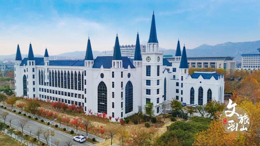 面朝大海国家4a级旅游度假区乳山银滩主校区坐落在威海市综合性全日制