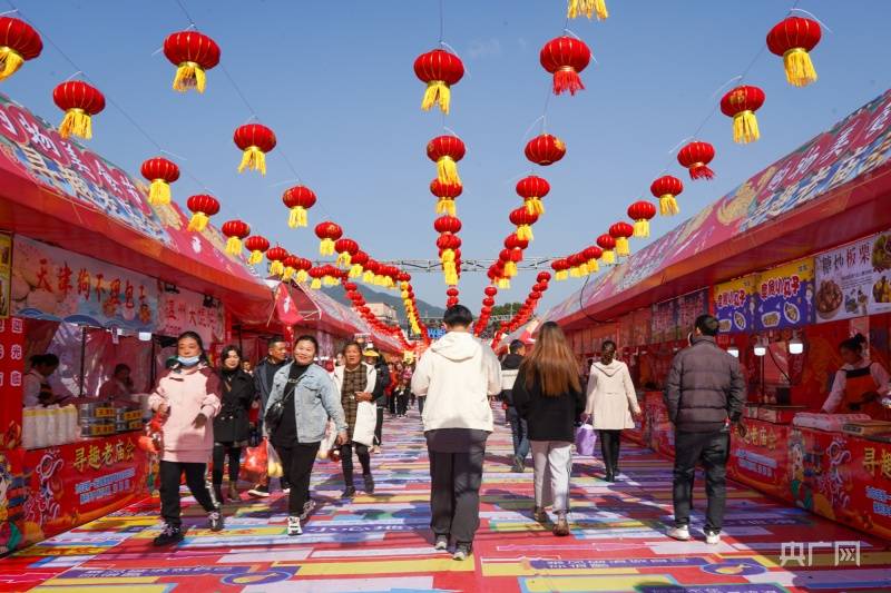 一眼望不到头的庙会市集同样热闹非凡,这场宁绍台三地特色小吃美食展