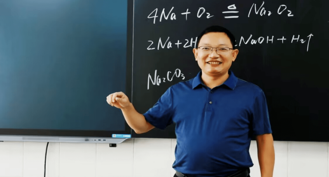 东风高中副校长,党委委员(郧阳中学原高三年级主任)他从教19载,发扬"