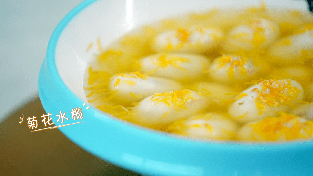 用红豆沙,菊花糖包裹成馅而制成的菊花水榄,一口下去软糯清甜,是小榄
