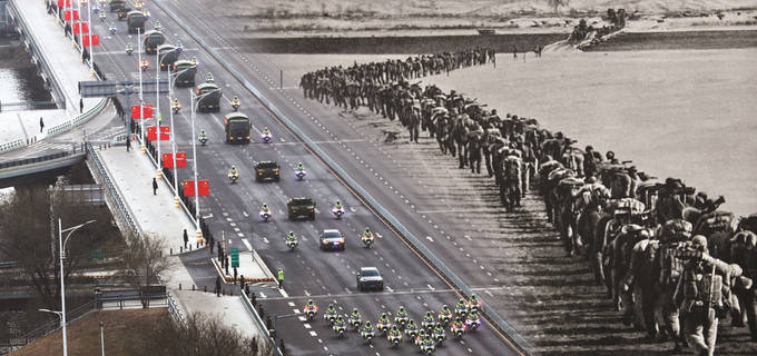 (新华社发) 右图:中国人民志愿军跨过鸭绿江,开赴朝鲜战场.