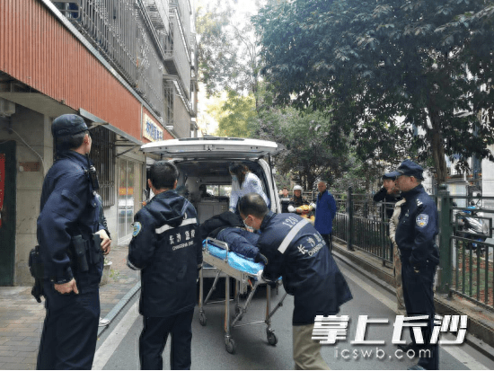 醉汉横卧路边,网格员及时救治转危为安_田伟军_男子_巡查