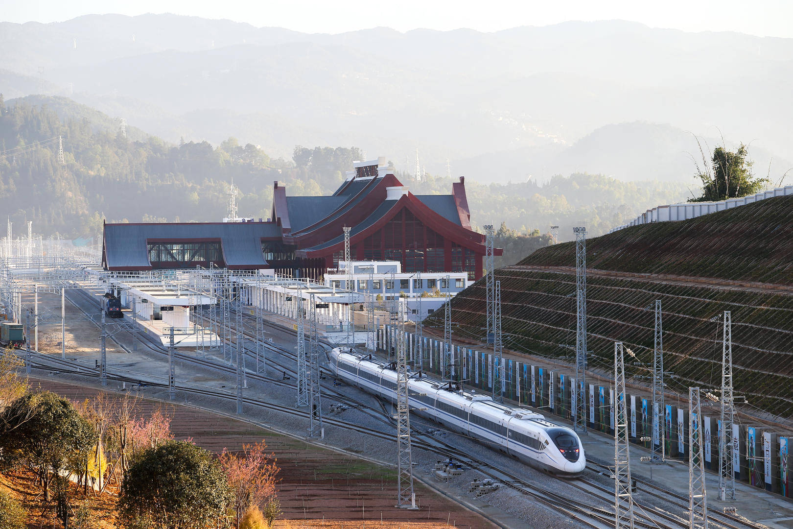 资料图:高铁列车驶入临沧站 图据视觉中国据此前信息,这条线路的修
