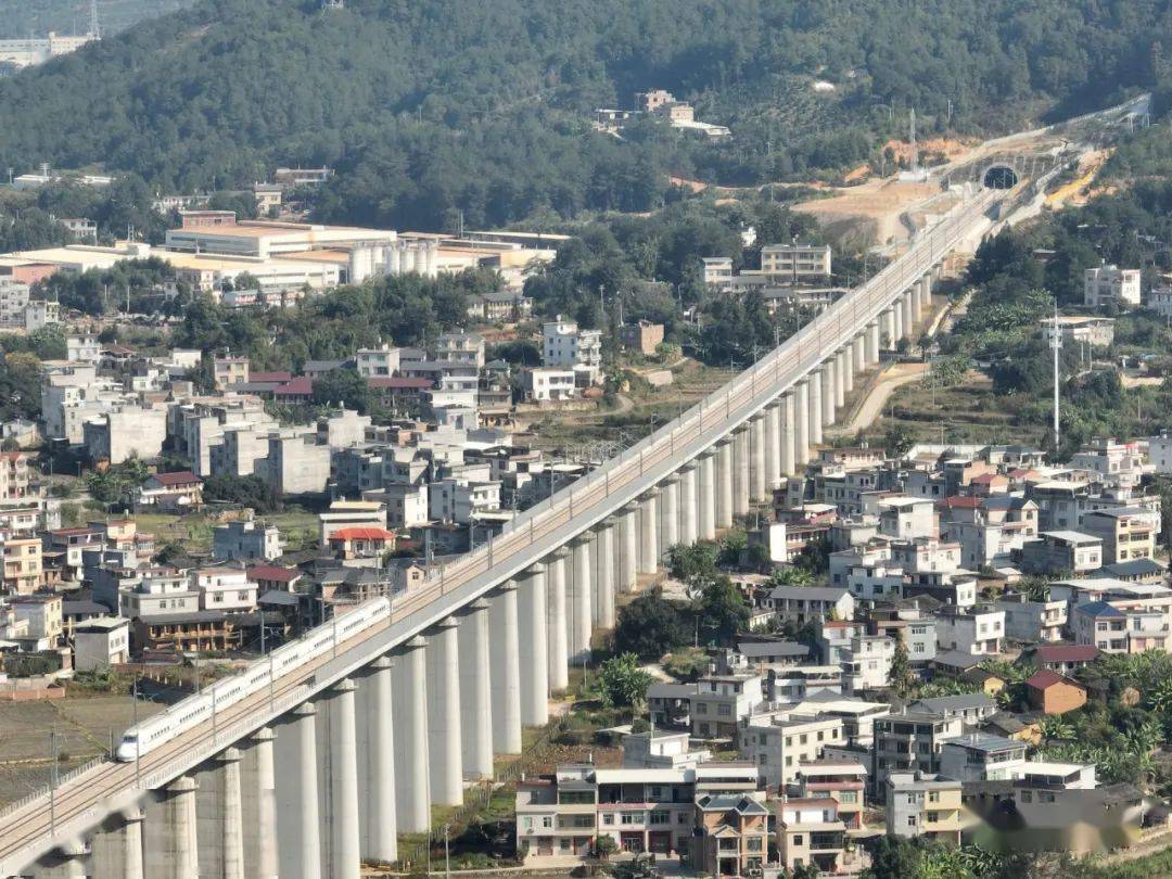 主播带你试乘龙龙高铁!