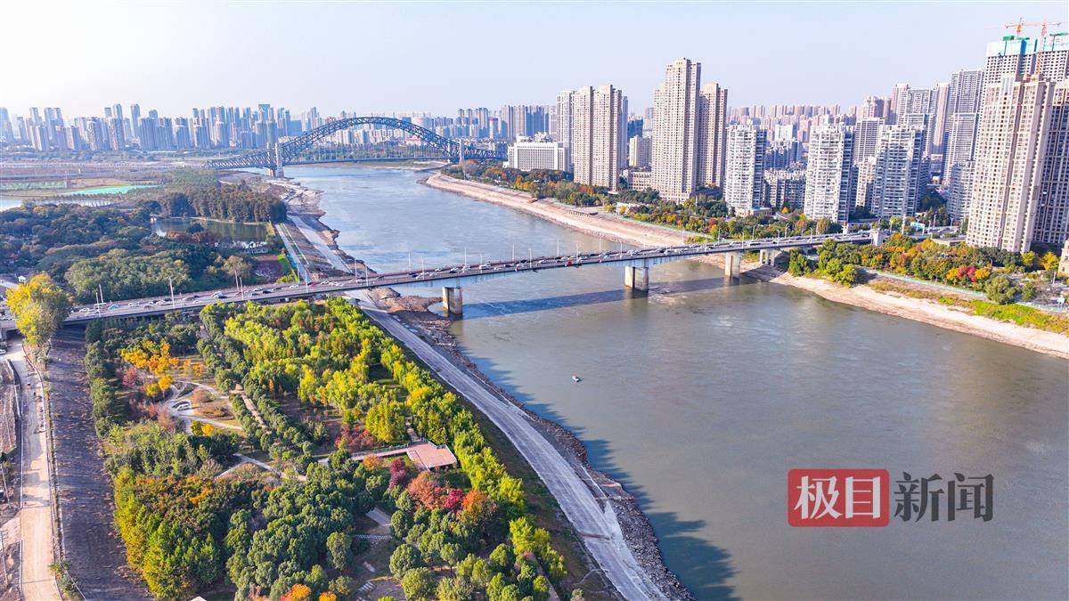 初冬的汉江湾三千里汉水自秦岭奔腾而下,穿过武汉汉阳