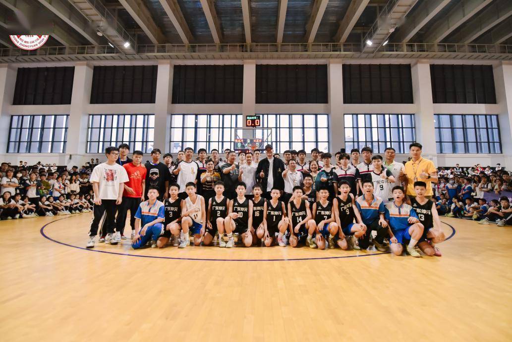 篮球名将朱芳雨亮相广东仲元中学_体育_师生_比赛