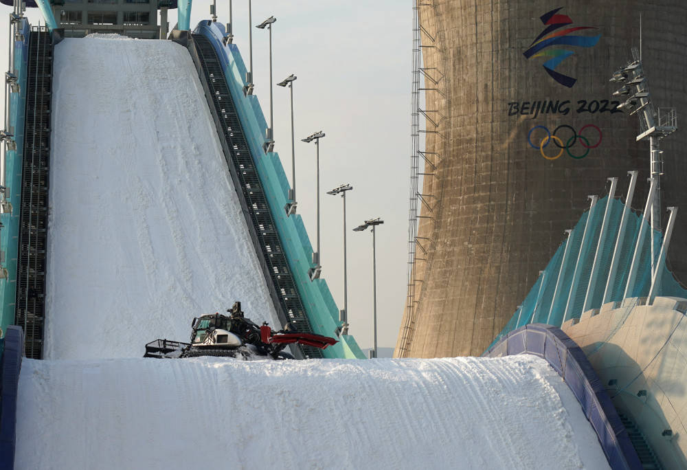首钢滑雪大跳台赛事造雪工作即将完成_新华社_张晨霖_赛道