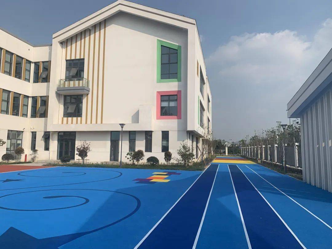 主要建设一幢三层幼儿园综合楼,配套建设地下室.