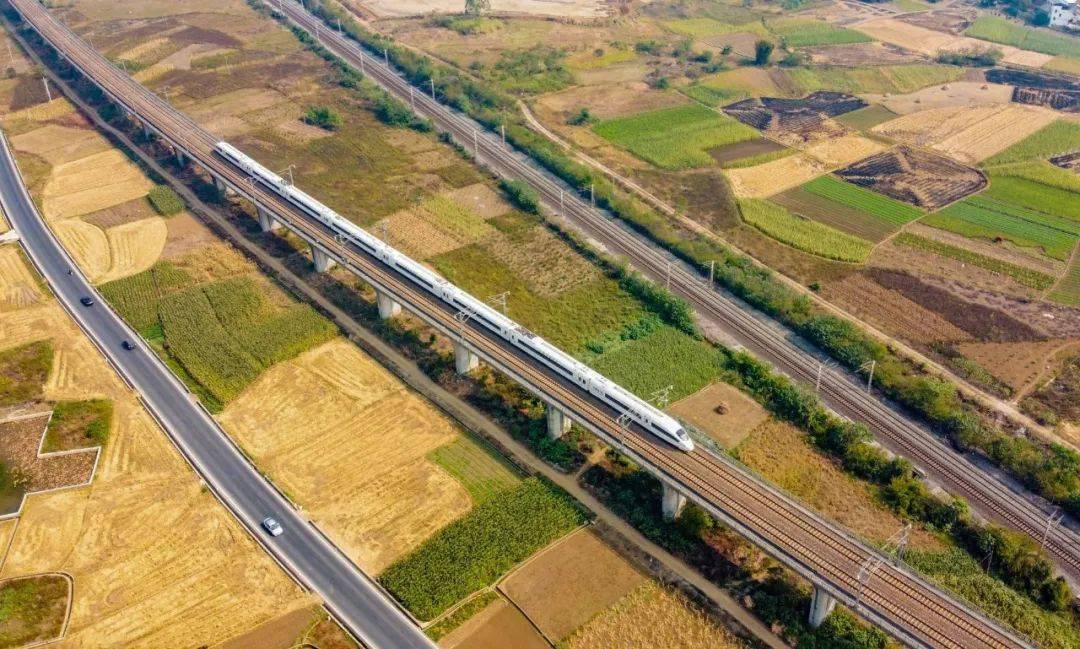 列車穿過廣西山水——_鐵路_區間_動車組