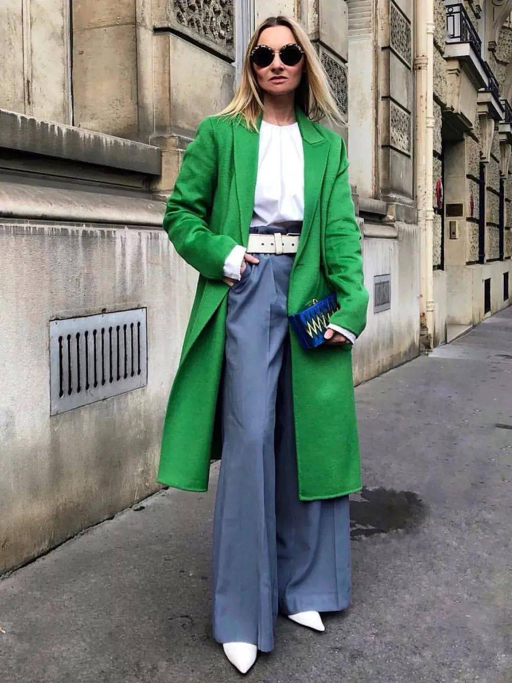 绿色大衣搭配黑色系单品绿色和黑色是经典的搭配,能够给人一种高贵而