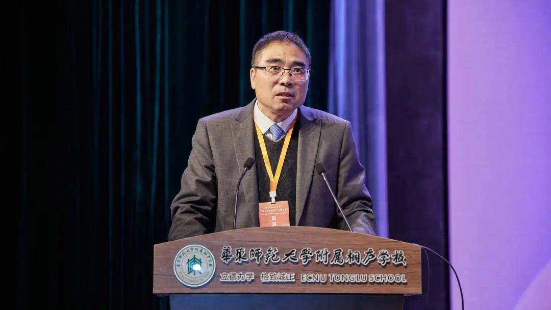 知名教育专家,华师桐庐学校校长曹宝龙向与会代表介绍了华师桐庐学校