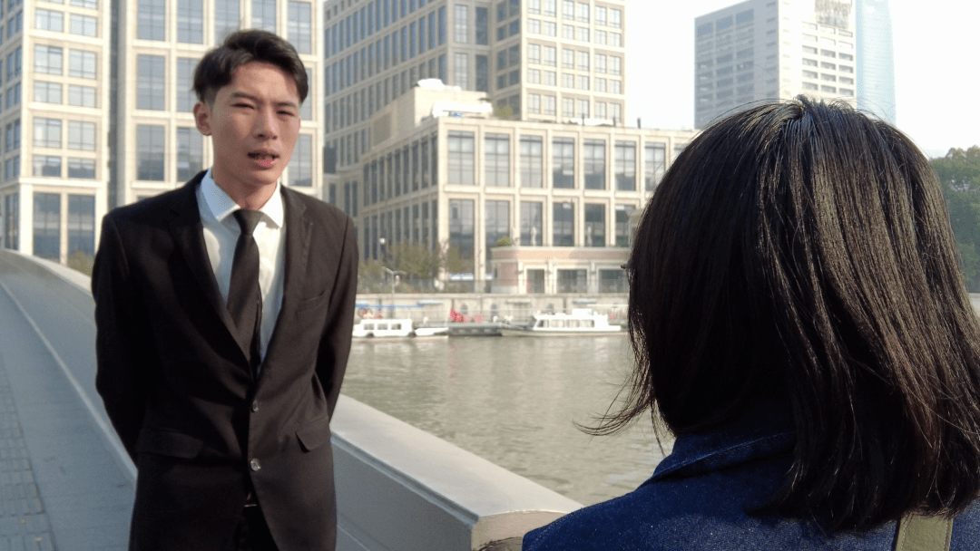 苏州河救人"西装小哥"获奖!_周中磊_落水_领带