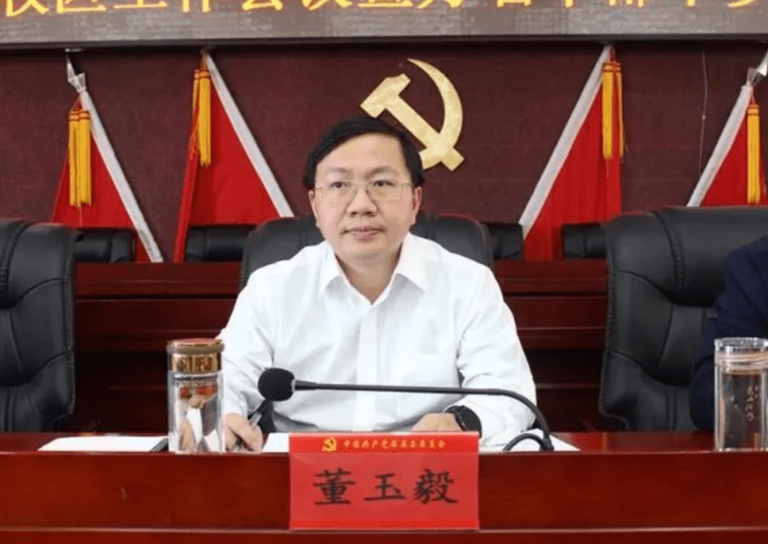 毕业后,他先后在内蒙古,青海工作,担任过海晏县委书记,是当时青海最