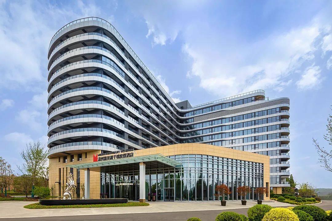 坐落在"中国第一高瀑"——海拔约660米的南田山上,温州嘉美湖千禧度假