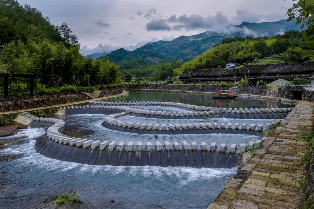 融历史文化,民族风情和自然生态风光为一体的综合性景区,拥有竹里馆