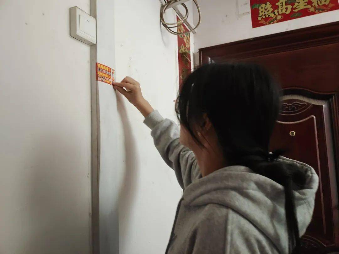 "网格小管家"们仔细地清除楼道的垃圾,铲除小广告,向居民们宣传垃圾分