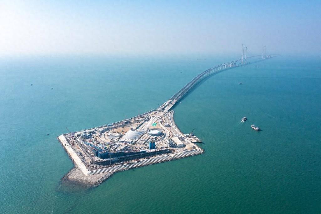 海底隧道的贯通,标志着历经7年建设,当今世界建设难度最高的跨海集群