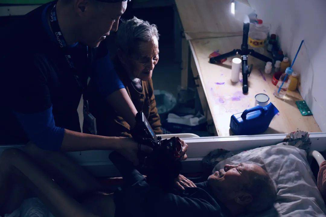 中,"志英"老太太习惯性"浑水摸鱼",偷隔壁的一个小面包塞到"老王头"