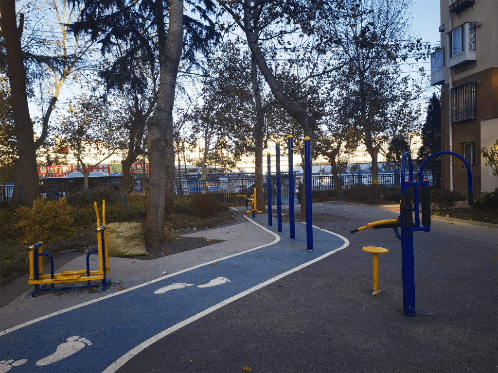 名称:浮山新区街道同安路社区步行街健身步道(路径)地址:浮山后四小区