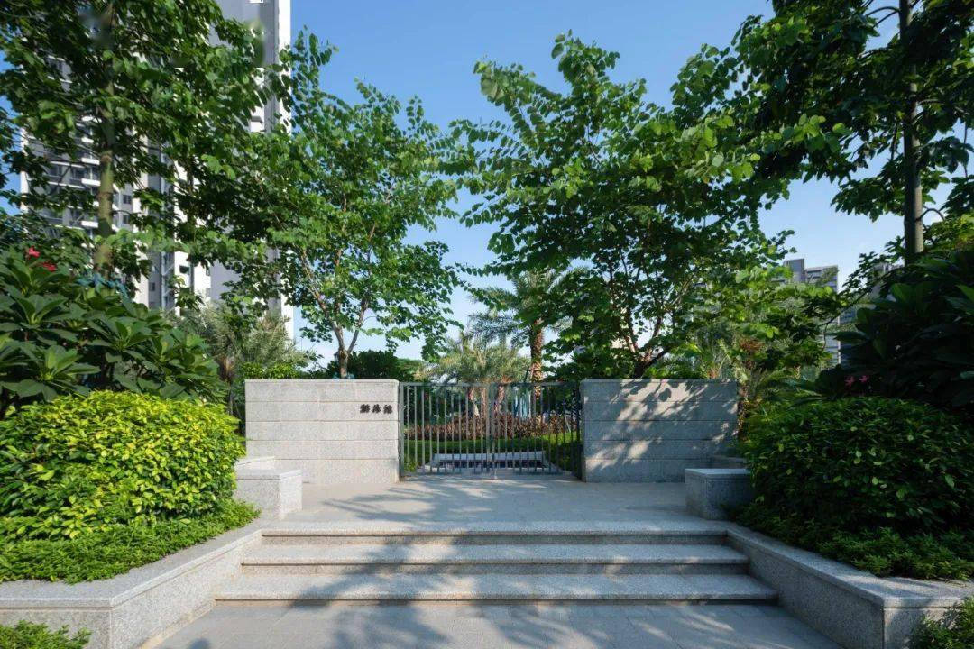 入口打破常规,以一副独立的"景观画"开场,特色置石位居中位,辅以植物