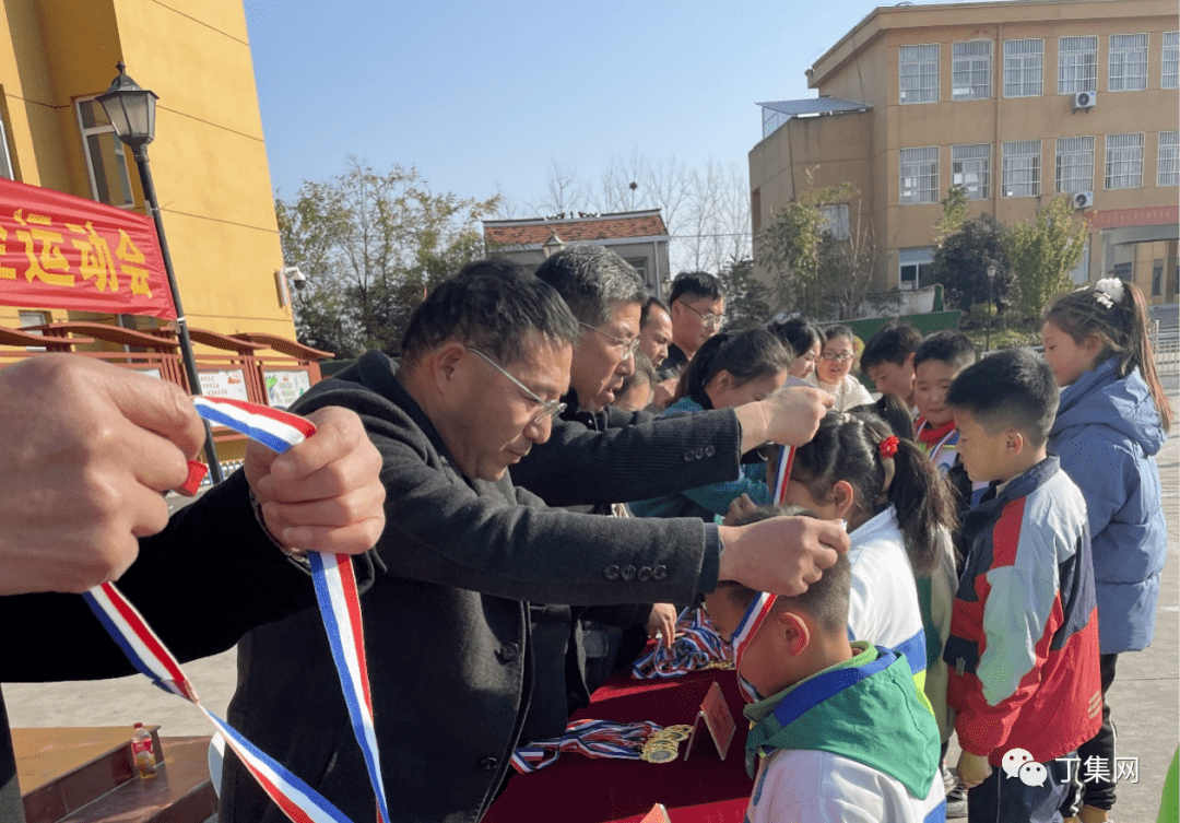 丁集镇中心小学成功举办第十八届田径运动会_part_方阵_表演