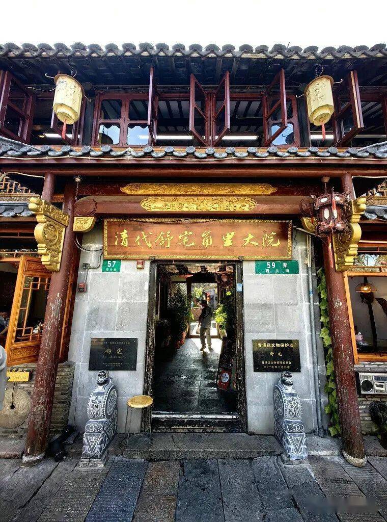 二楼还可以俯瞰小镇 心情大好找了家在古宅中的餐厅用午膳正好看看