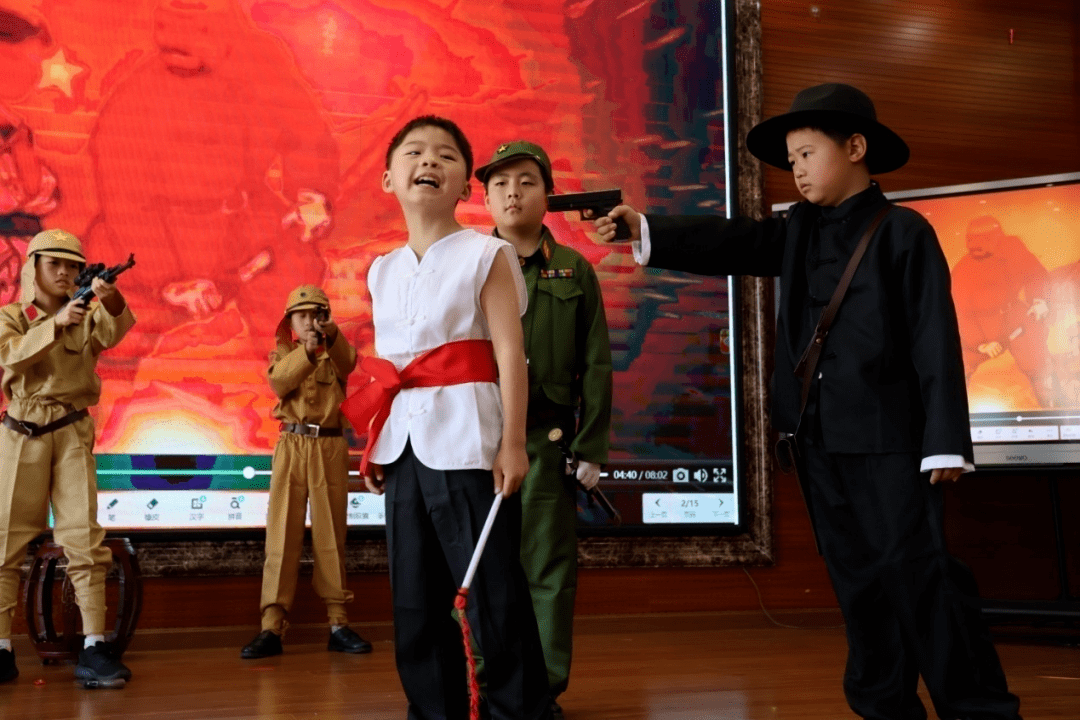 班的同学们表演的《小英雄王二小》,带领我们重温了这