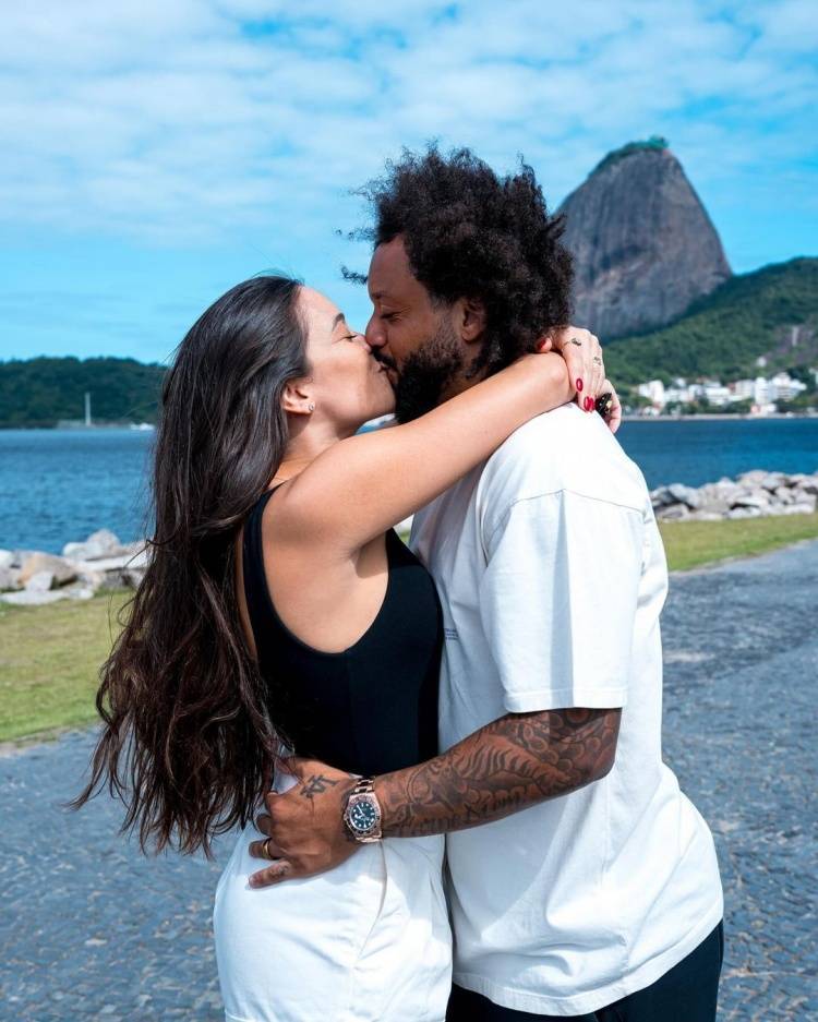 马塞洛与家人享受假期时刻,"蓬蓬头"深情拥吻妻子