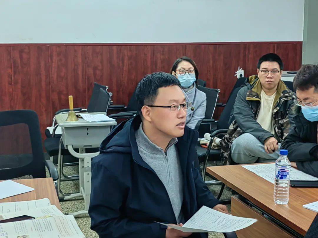 副校长王忠学认为这节课总体来说是成功的,体现了历史组对新人的培养