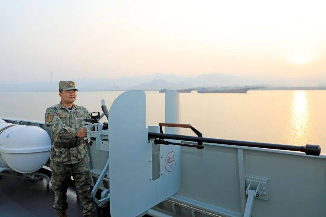 第一次也是最后一次,岸勤老兵如愿登上军舰