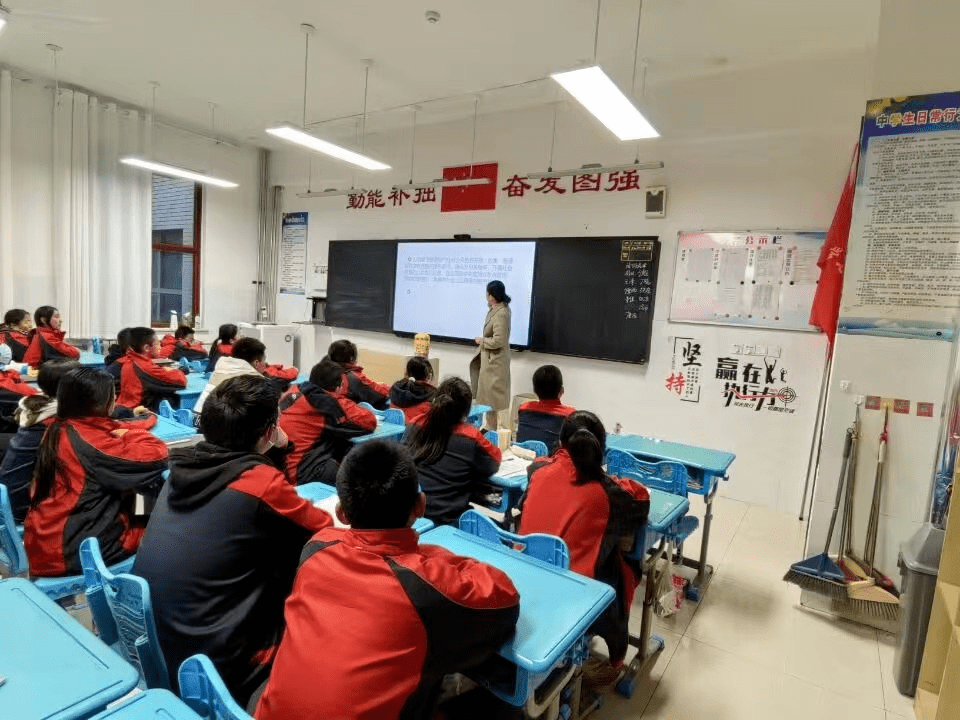 共享读书之乐——临淄区图书馆知识资源"五进"活动走进淄江中学